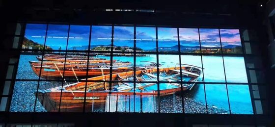 Przejrzysty ekran LED z oknami rozmiar panelu 1000 mm ekran LED 32768 kropek/M2 Gęstość pikseli