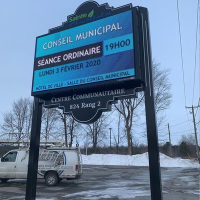 Dwustronny wyświetlacz LED Digital Signage dla reklamy Publikuj i video Panel ścienny