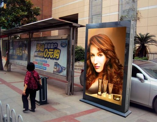 GA Series P4 Poster Led Display W1366*H1920mm Rozmiar modułu 320*160mm IP65 Instalacja zewnętrzna 8000 nits