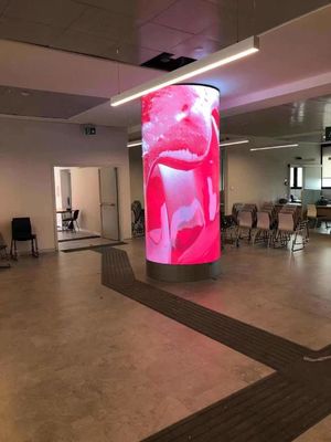 Personalizowany pełnokolorowy cylindryczny wyświetlacz LED P1.8mm do panelów wewnętrznych Wielkość 240 * 120mm