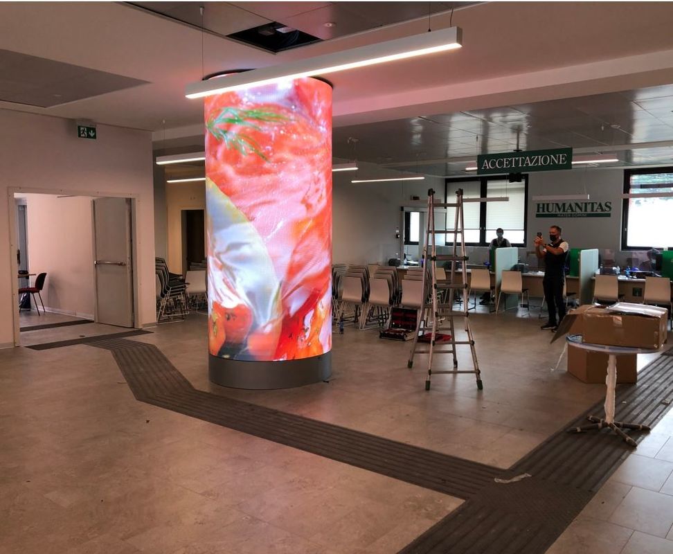 Personalizowany pełnokolorowy cylindryczny wyświetlacz LED P1.8mm do panelów wewnętrznych Wielkość 240 * 120mm