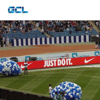Dobra cena. Wodoodporny ekran reklamowy LED na obwodzie stadionu piłkarskiego IP65 o wysokiej jasności w Internecie