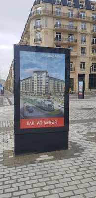 Dobra cena. Zewnętrzny plakat LED z rozstawem pikseli P2.5/P3/P4, jasnością 5500 nitów i konfigurowalnym rozmiarem wyświetlacza 960*1920mm w Internecie